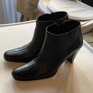 Hillard and Hanson black leather ankle boots